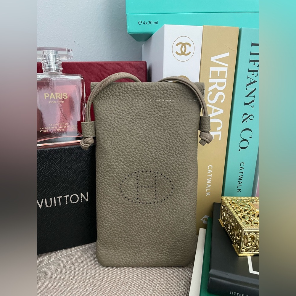 ✨Pebbled Leather Phone Slim Crossbody Pouch in Taupe Color✨NWT